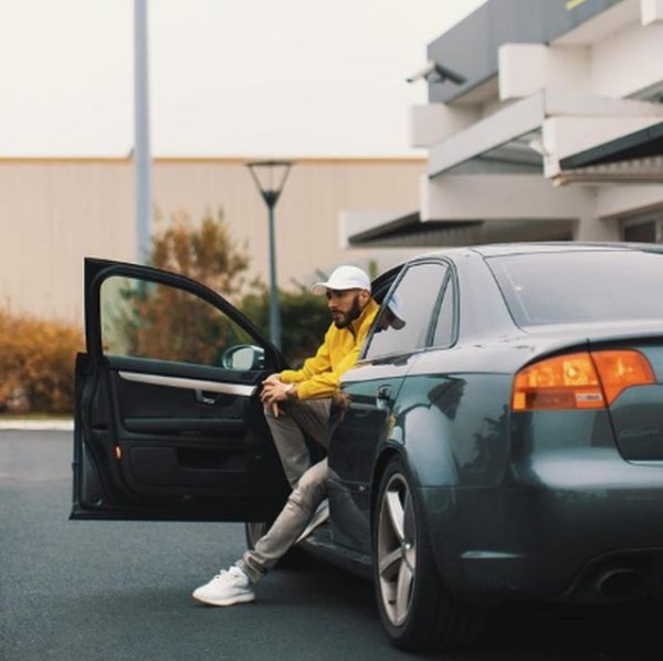 Това Audi е едно от най-старите в гаража на Бензема. Спонсорството на Audi на Реал (Мадрид) позволява на играчите да използват различни модели, а RS 4 е един от малкото, които са останали в колекцията му през годините. Моделът на Бензема е второ поколение (2006). По това време той е оборудван с V8 двигател с 420 к. с.